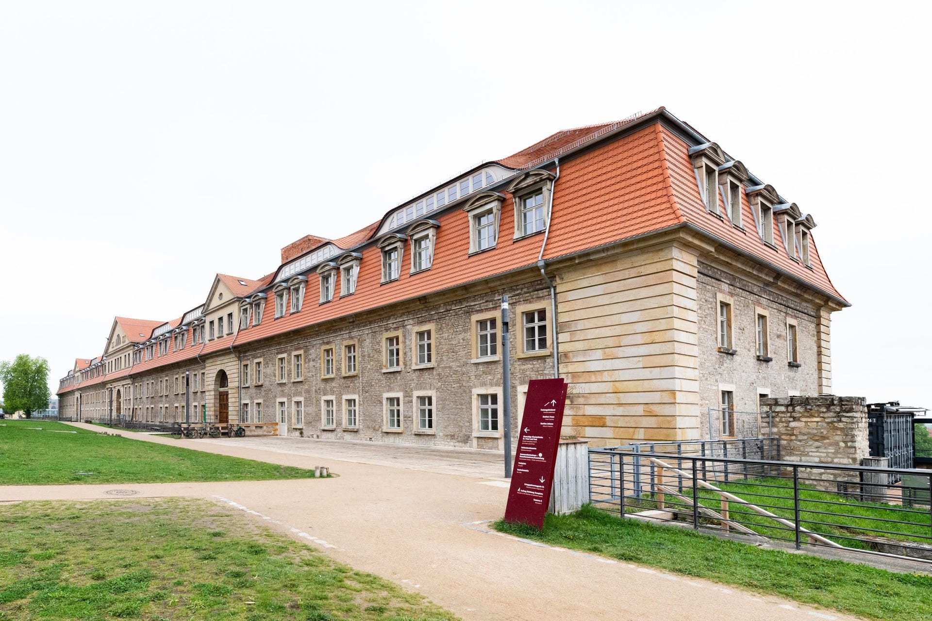 Vom abgeriegelten Militärbau zum offenen Zukunftsort  - Defensionskaserne, Petersberg Erfurt